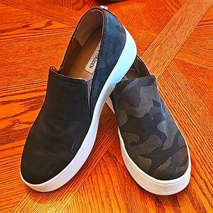 Steve Madden Zayna women's green camouflage slip on fabric shoes.Size 9